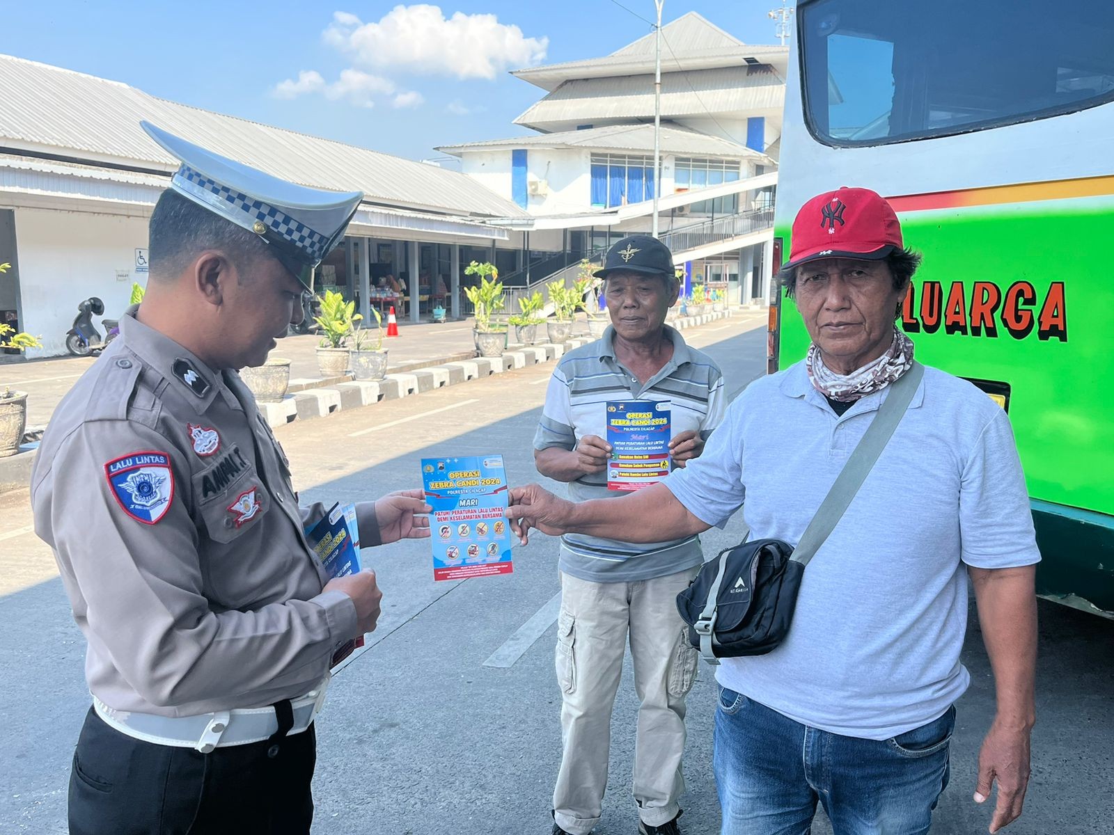 Polresta Cilacap Gelar Sosialisasi dan Penindakan Operasi Zebra Candi 2025 di Sejumlah Ruas Jalan