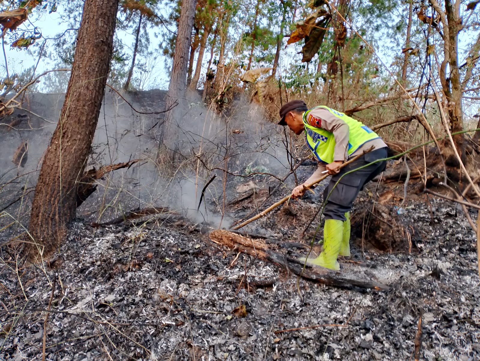 Gerak Cepat Polsek Cimanggu Bersama Warga Jinakkan Api, Kebakaran Lahan Berhasil Dipadamkan