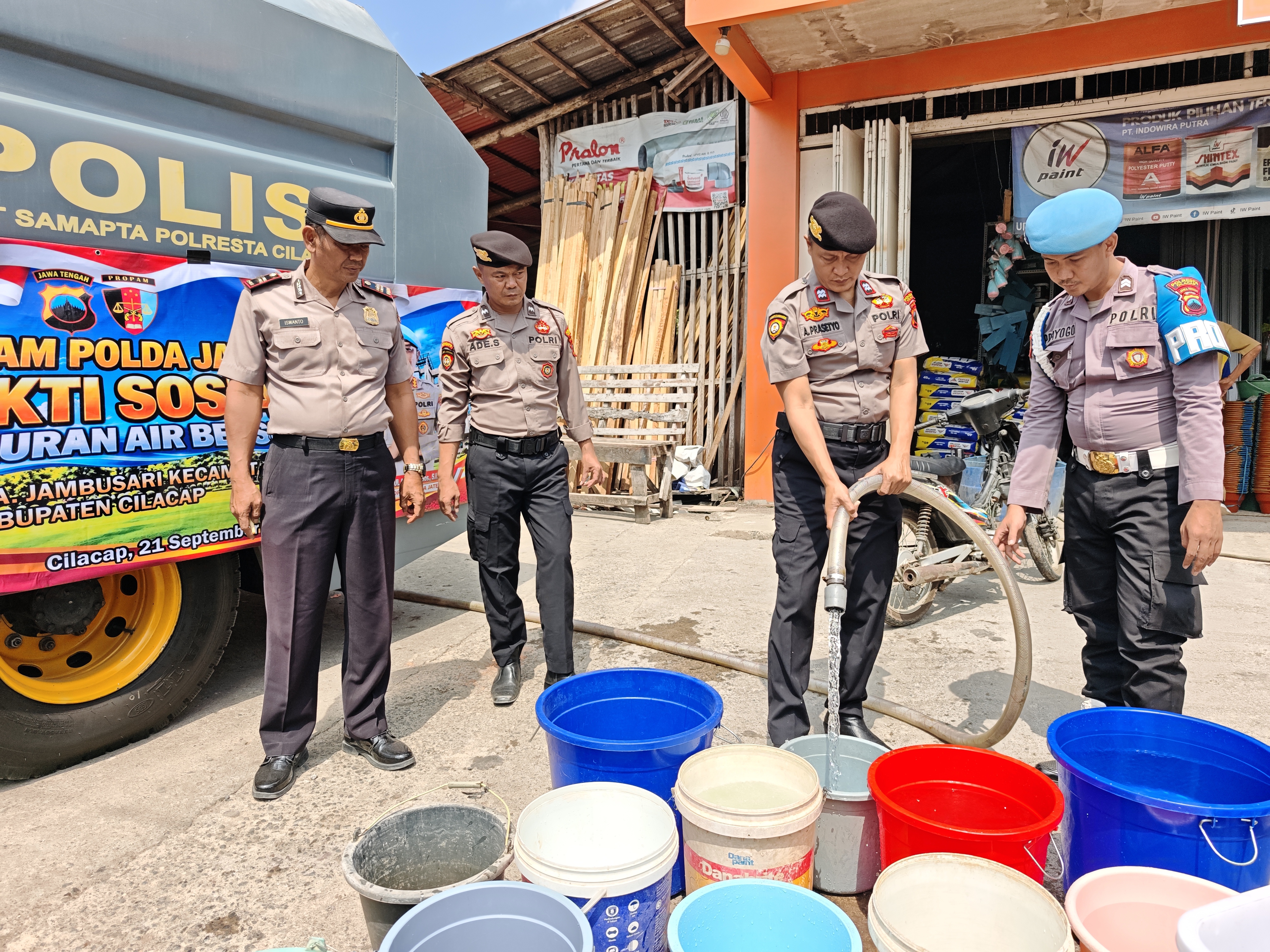 Lima Tangki dan Satu AWC Diberangkatkan, Polresta Cilacap Bantu Warga yang Membutuhkan Air Bersih